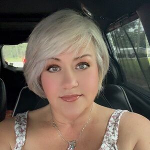 Meet your Posher, Demi